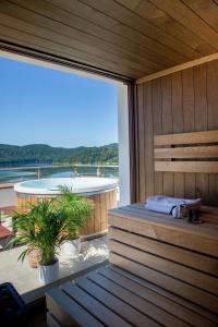 Una habitación con balcón con vista al agua. en Nad Jeziorem, en Rożnów