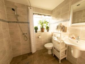 Koupelna v ubytování 1 Bed in Horningtoft 91344 + 15 fotografií