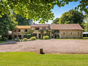 una gran casa de ladrillo con una gran entrada en 3 Bed in Abbotsbury 92414, en Frome Vauchurch