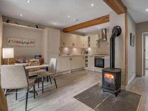 cocina y comedor con estufa de leña en 1 Bed in Callander PE173, en Strathyre