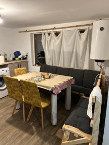 SăgageaにあるMontain Cabin Apuseniのテーブルとソファのあるリビングルーム