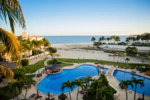 eine Luftaufnahme eines Resorts mit Swimmingpool und Strand in der Unterkunft Las Mañanitas LM E3402 in San José del Cabo