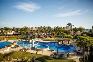 eine Luftansicht eines Resorts mit zwei Pools in der Unterkunft Las Mañanitas LM F4205 in San José del Cabo