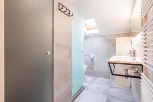 a bathroom with a shower and a toilet and a sink at Naar Zee op Ameland in Buren