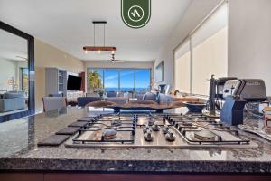 Η κουζίνα ή μικρή κουζίνα στο Oceanview 3 BR Condo - Pool - View of the Desert