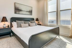 En eller flere senge i et værelse på Private Beach and Bay View Luxury Navarre Escape!