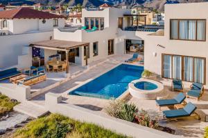 Kolam renang di atau dekat dengan Sea Jewel