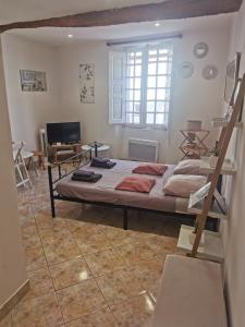 Un dormitorio con una cama grande en una habitación. en Studio des 2 places, en Cotignac