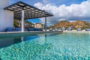 Bazén v ubytování Amazing Apartment - Terrace Overlooking the Marina nebo v jeho okolí