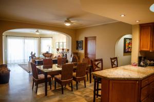 eine Küche und ein Esszimmer mit Tisch und Stühlen in der Unterkunft Las Mañanitas LM F4205 in San José del Cabo