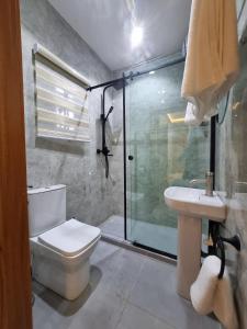 Ένα μπάνιο στο Bextro Suites Magodo Phase 1 Cozy 2 Bedroom Apartment with Washing Machine