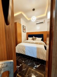 a bedroom with a bed in a room at Bextro Suites Magodo Phase 1 Cozy 2 Bedroom Apartment with Washing Machine in Iseri-Oke +5 photos