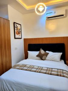 Ένα ή περισσότερα κρεβάτια σε δωμάτιο στο Bextro Suites Magodo Phase 1 Cozy 2 Bedroom Apartment with Washing Machine