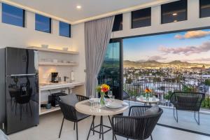 Kuchyň nebo kuchyňský kout v ubytování New 1BR Condo near Marina and Downtown - Pool