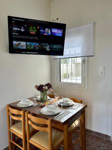 コロピオンにあるShort stay near the airport!のダイニングルーム(椅子4脚、テレビ付)