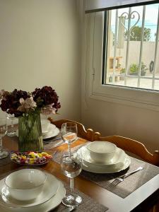 コロピオンにあるShort stay near the airport!の皿・グラスのテーブル、花瓶