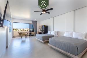 TV a/nebo společenská místnost v ubytování Amazing Studio - Terrace with the Marina View