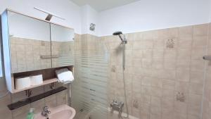 a bathroom with a shower and a sink and a mirror at Business Apartment - Zentral mit Privatparkplatz in Neumünster +23 photos