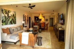 een woonkamer met een bank en een tafel bij Tortuga Bay TBB 2102 in San José del Cabo