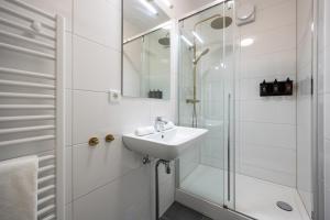 Bilik mandi di Duke Studio Hotel +43 gambar
