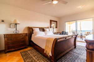 ein Schlafzimmer mit einem Bett mit einer Kommode und einem Balkon in der Unterkunft Las Mañanitas LM E3302 in San José del Cabo + 39 Fotos