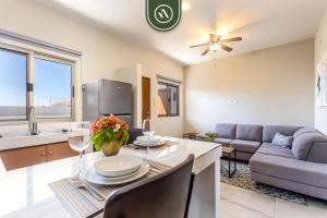 TV a/nebo společenská místnost v ubytování Centric 1BR Condo in Downtown Cabo - Rooftop Pool