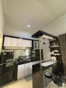 Η κουζίνα ή μικρή κουζίνα στο Karenra Guest House di Pusat Kota, Dengan 3 Kamar
