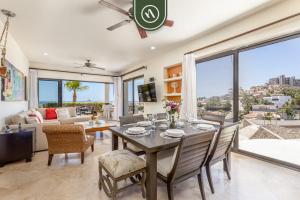 ein Esszimmer mit Tisch und Stühlen und einem großen Fenster in der Unterkunft New 2 BR Condo in San Jose - Pool - Tennis in San José del Cabo