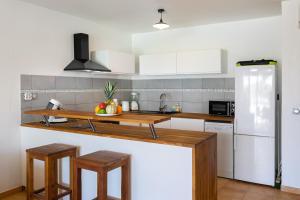 a kitchen with a counter with a bowl of fruit on it at SALT 6 Sur la plage de la BaieOrientale, appart 1ch in Orient Bay