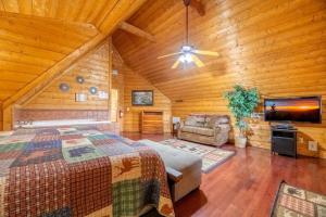 Un dormitorio con una cama y un ventilador de techo. en Above it All, en Pigeon Forge