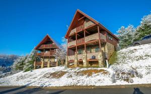 una casa en la cima de una colina nevada en Above it All, en Pigeon Forge