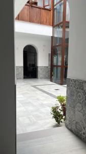 an open door to a building with a courtyard at Apartamento El Rincón del Olivar III in Montoro