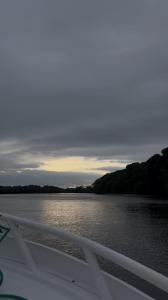 un barco en un río con vistas al agua en Hostería Amar, 