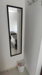 a mirror in a room with a bed and a basket at Arena Cielo y Mar in Santa Cruz de la Sierra