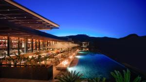 un hotel con piscina por la noche en Arensis, en Cedro