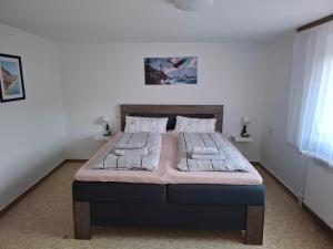 Postel nebo postele na pokoji v ubytování Ferienhaus Adler + 20 fotografií