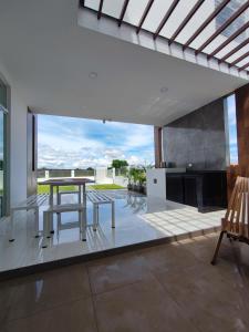 a kitchen and dining room with a table and chairs at Arena Cielo y Mar in Santa Cruz de la Sierra