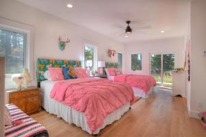 two beds in a bedroom with pink and green sheets at 2001 Lake Purgatory Drive in Durango