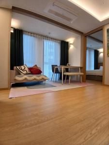 a living room with a couch and a table at 해운대호텔 엘본더스테이 in Busan