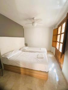 a bedroom with a bed and a ceiling fan at Chillout 10, Granada centro in Granada