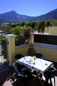 カーラゴノネにあるCasa Ioanaの景色を望むバルコニー(テーブル、椅子付)