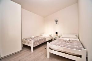 a bedroom with two beds and a mirror at MY DALMATIA - Apartment Visocane with private pool in Visočane