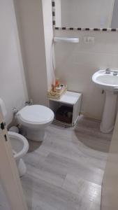 a bathroom with a toilet and a sink at Hermoso Departamento En El Centro De Buenos Aires in Buenos Aires