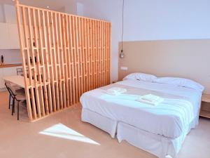 Un dormitorio con una cama, una mesa y una silla. en TAYP Navalmoral Estudios, en Navalmoral de la Mata
