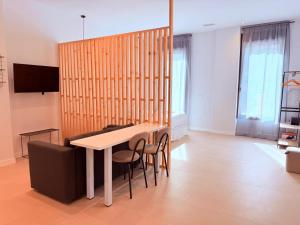 Un comedor con mesa y sillas en TAYP Navalmoral Estudios, en Navalmoral de la Mata