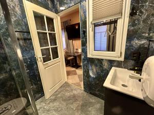 Un baño con lavabo, ducha y espejo. en Traditional Narva House - Triumvirate 6, en Narva