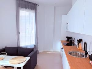 - une cuisine avec un canapé et un évier dans la chambre dans l'établissement TAYP Navalmoral Apartamentos, à Navalmoral de la Mata 10 autres photos