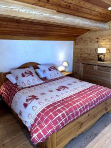 a bedroom with a bed in a log cabin at Chalet Beau-Site Anzère in Anzère