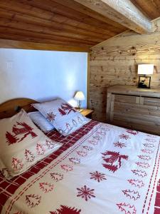 Un pat sau paturi într-o cameră la Chalet Beau-Site Anzère +7 fotografii