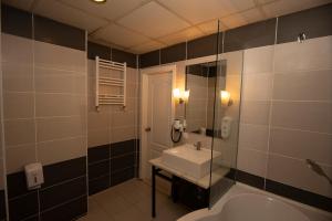 Ένα μπάνιο στο SRF Boutique Hotel +3 φωτογραφίες